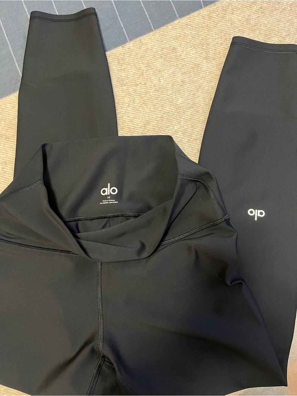 ALO Yoga Black High-Rise Performance Leggings - Picture 2 of 3